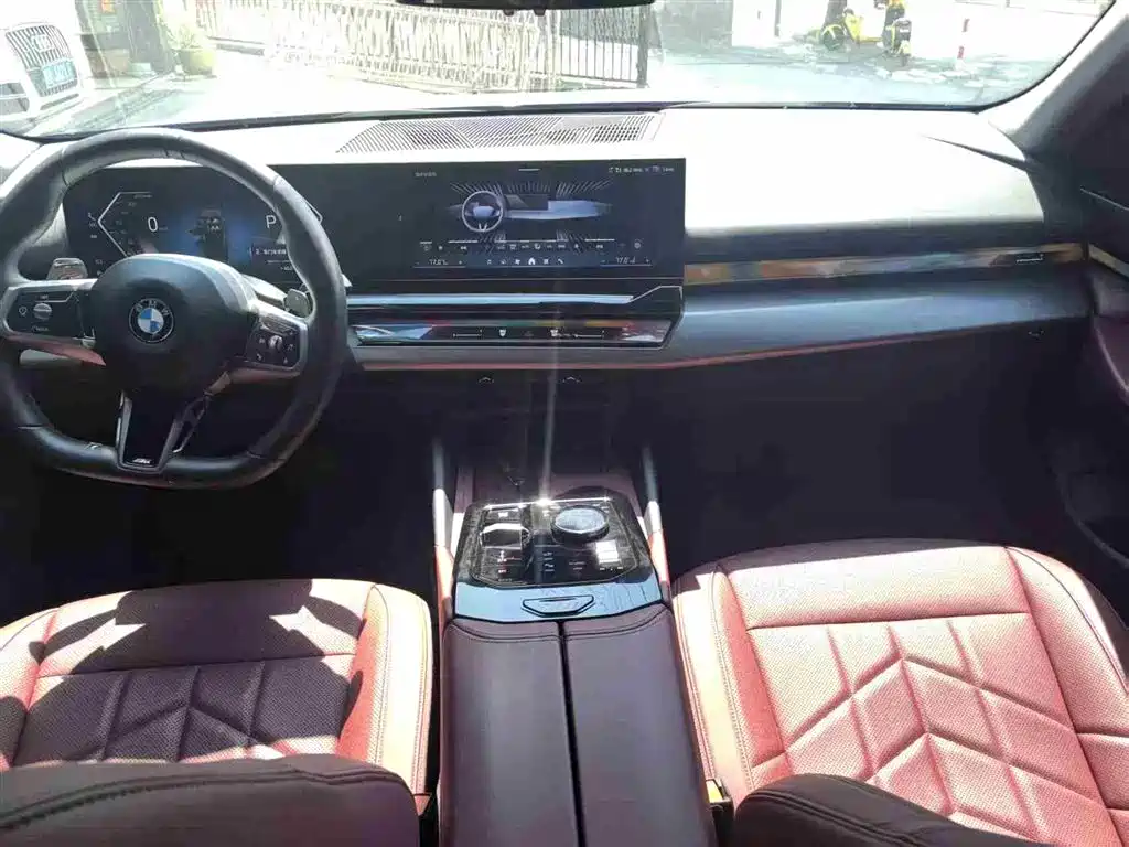 BMW 5 Series 2025 530Li Leading M Sport Package фото 6