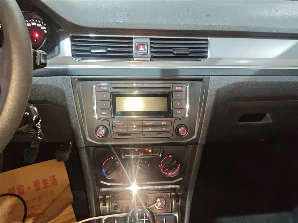 Volkswagen Bora 2018 1.5L Manual Fashion фото 13