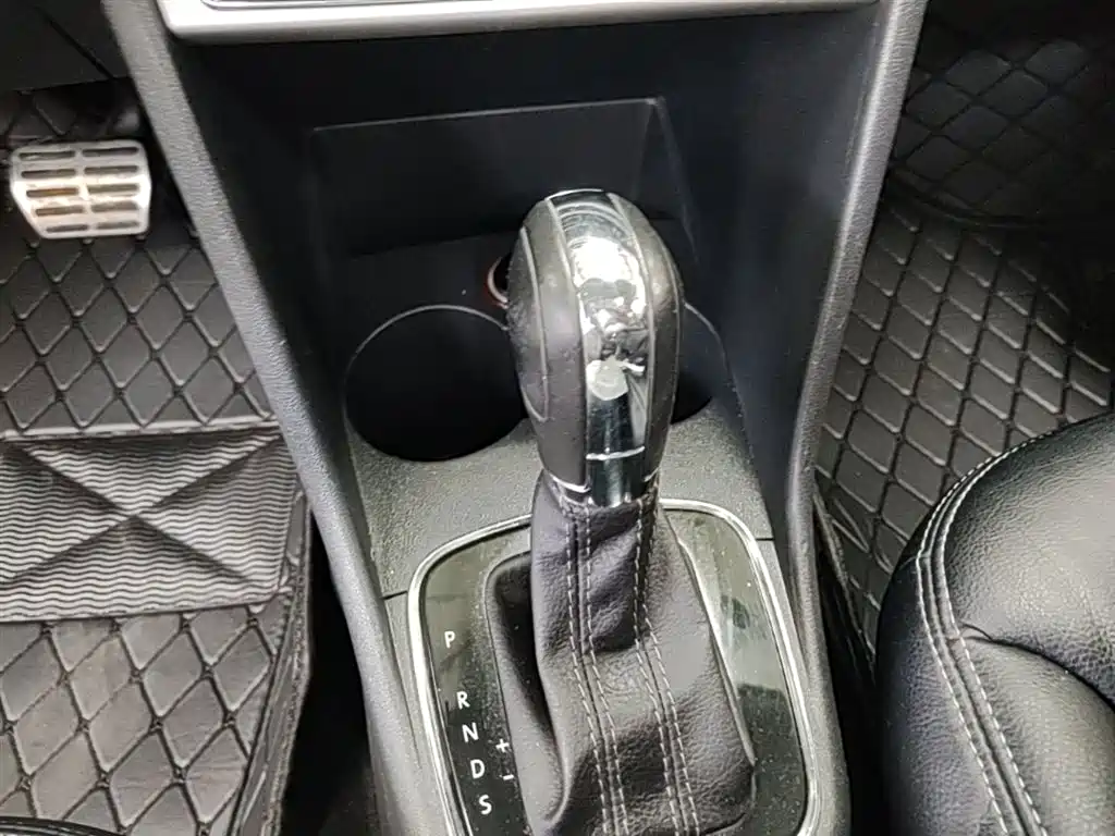 Volkswagen Polo 2016 1.6L Cross Polo Automatic фото 14