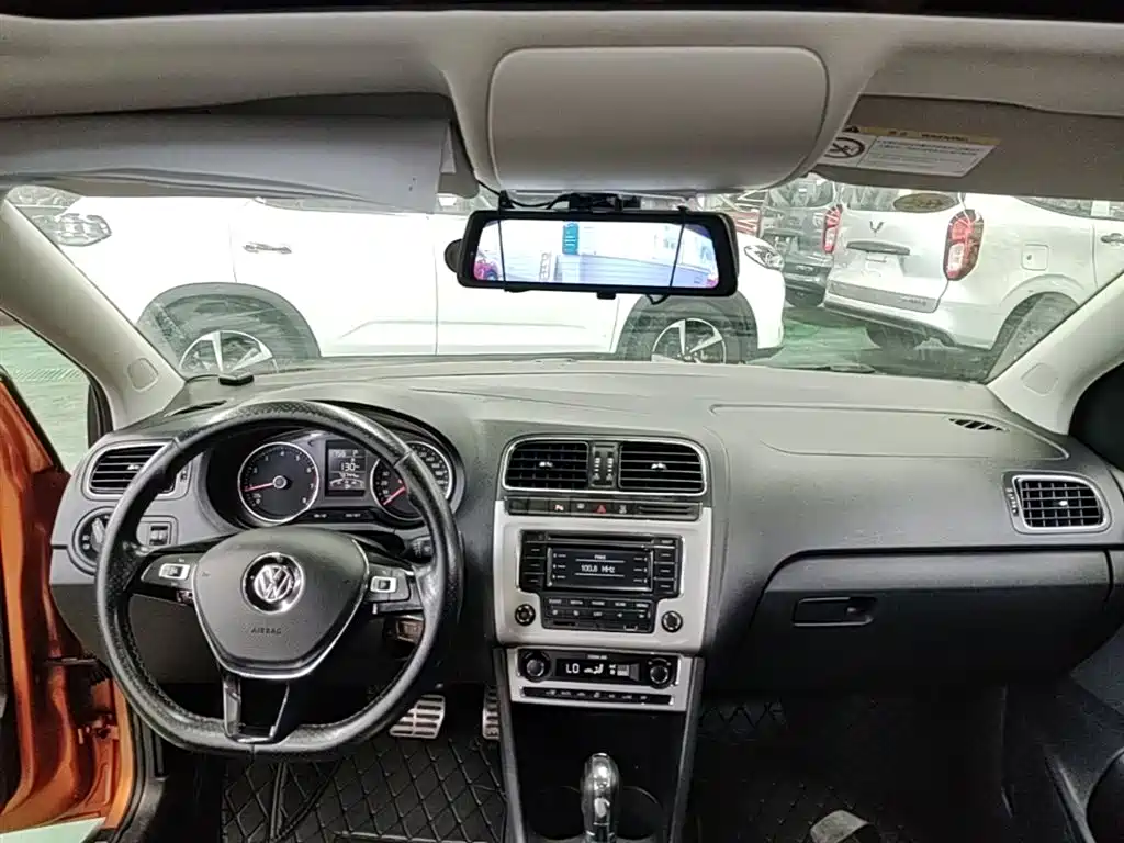 Volkswagen Polo 2016 1.6L Cross Polo Automatic фото 18