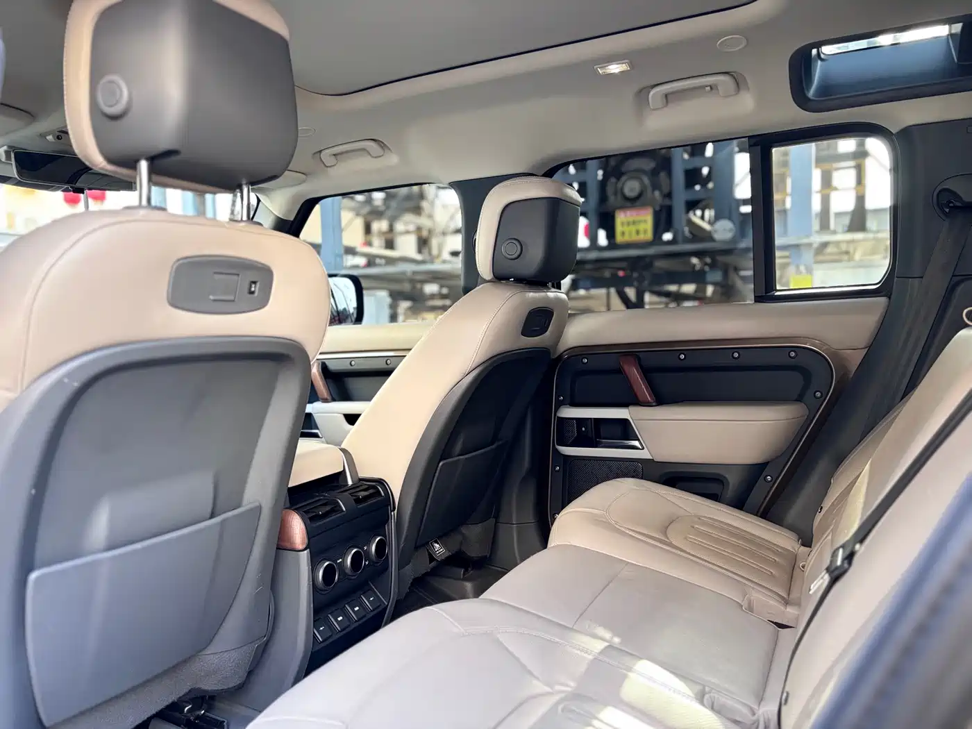 Land Rover Defender 2020 Model 110 P400 HSE фото 5