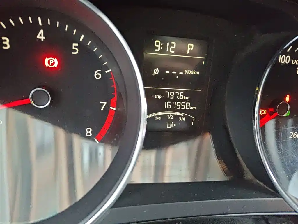 Volkswagen Sagitar 2015 1.6L Automatic Comfort фото 5