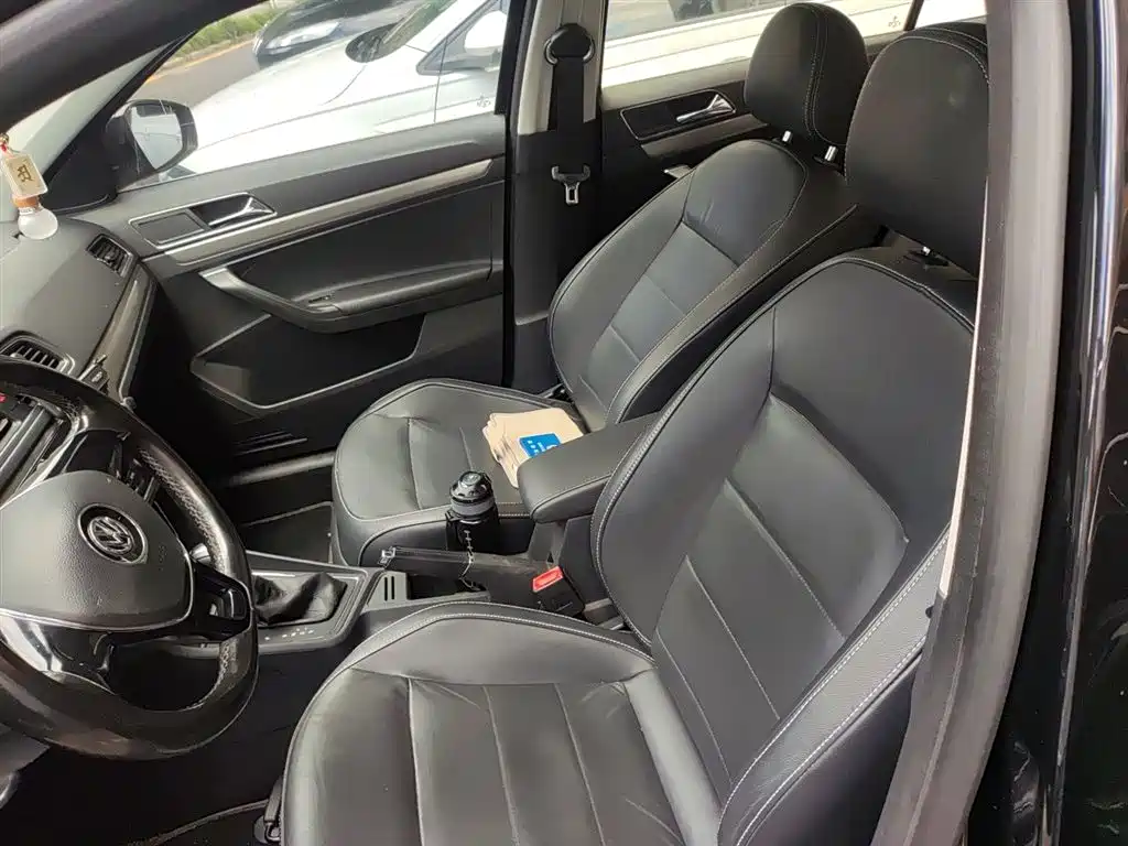 Volkswagen Lavida 2015 1.6L Automatic Comfort Edition фото 8
