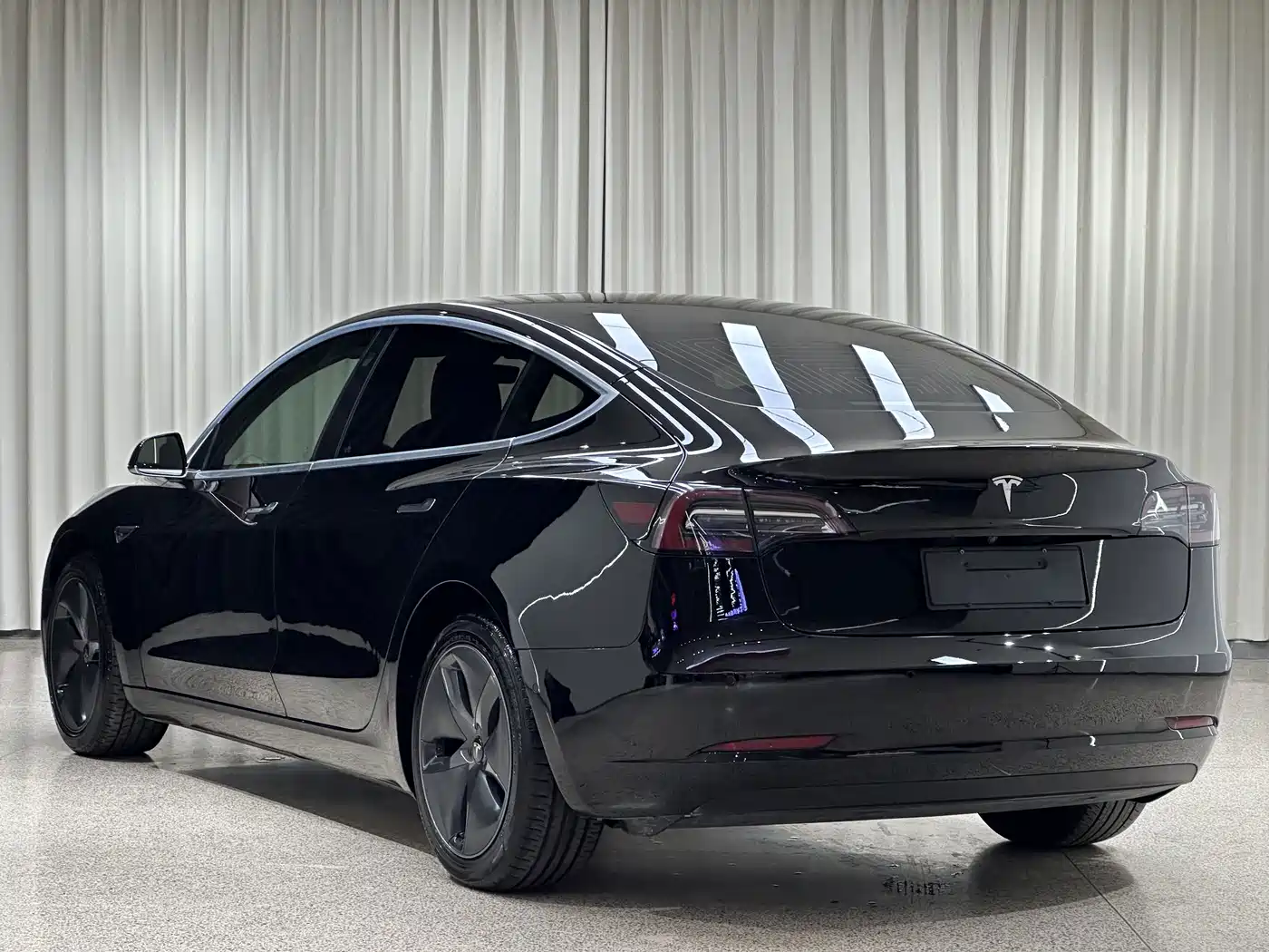 Фото 4 - Tesla Model 3