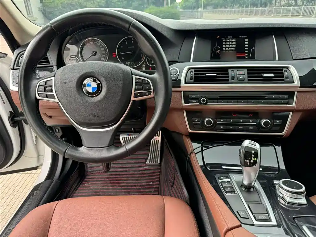 BMW 5 Series 2017 520Li Classic Edition фото 24