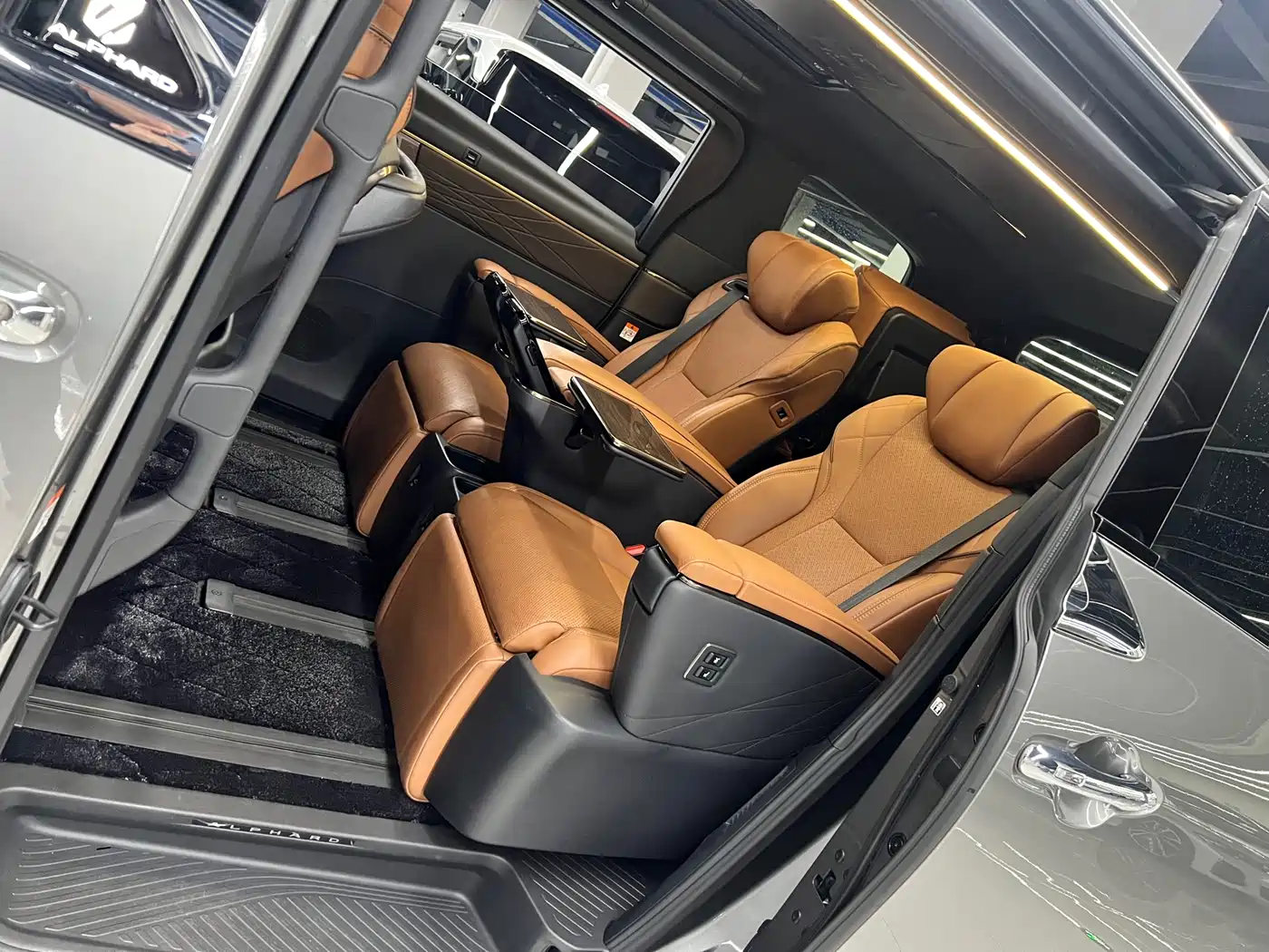 Toyota Alphard 2024 Hybrid 2.5L Ultimate Enjoyment Edition фото 11