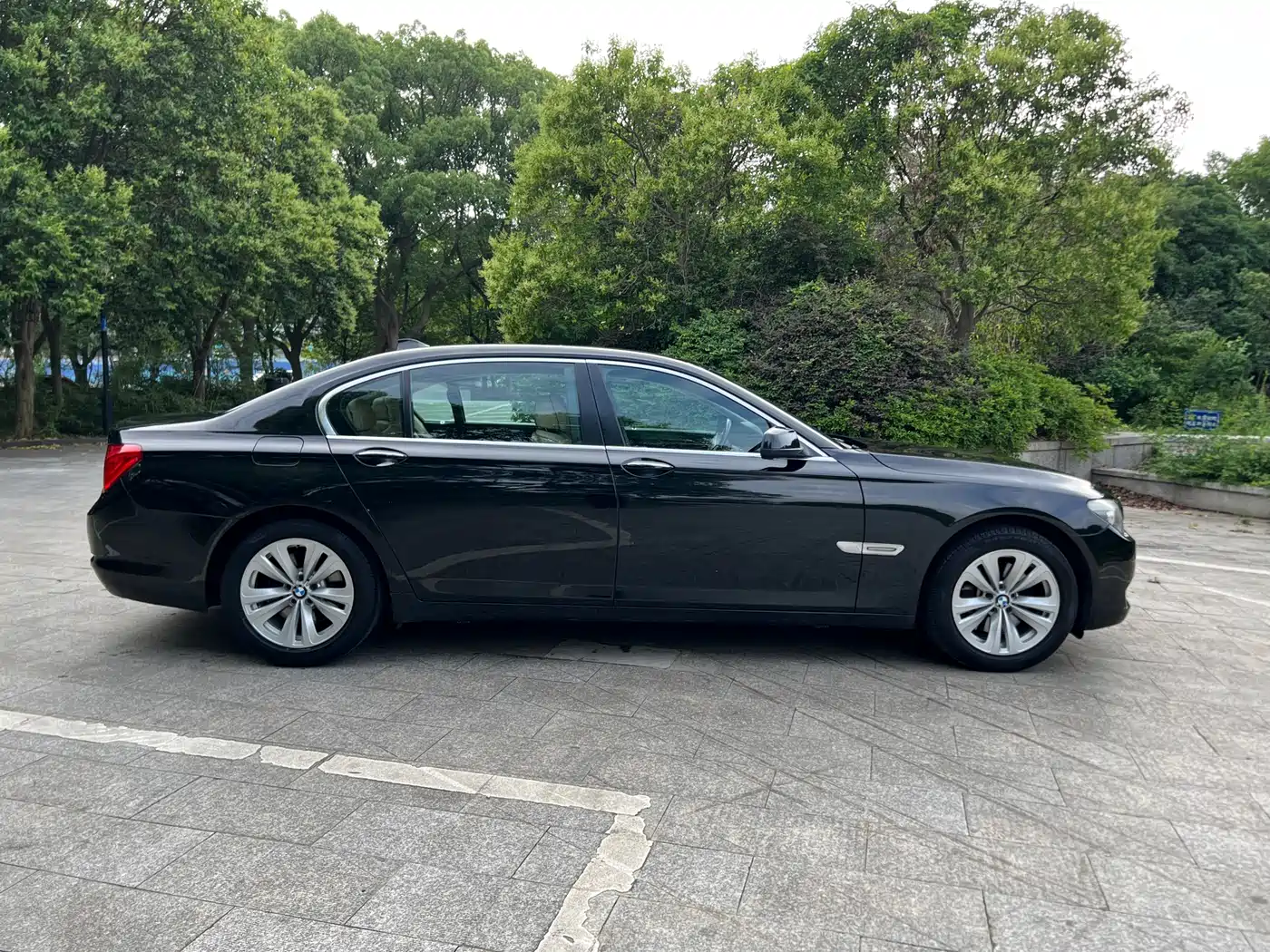 BMW 7 Series 2009 730Li Leading фото 4