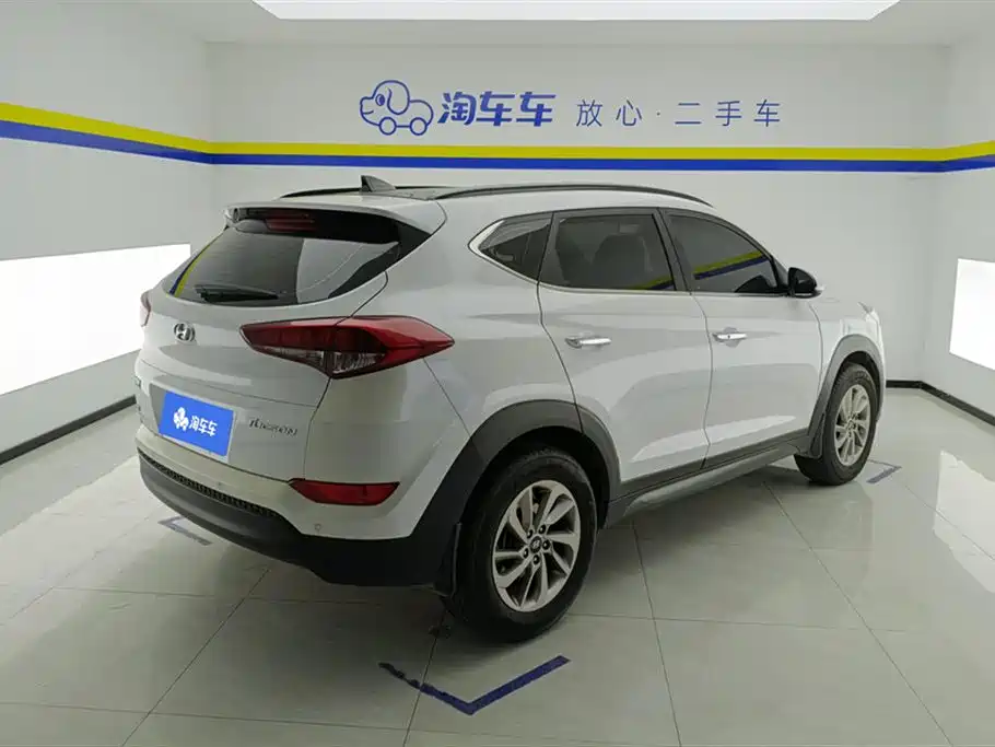 Hyundai Tucson 2015 2.0L Automatic 2WD Smart фото 3