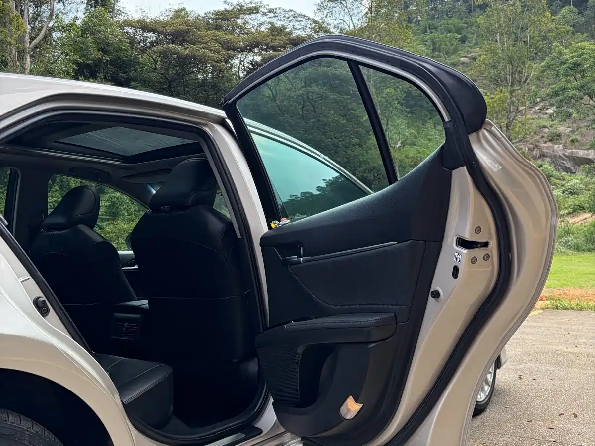 Toyota Camry 2018 2.5G Luxury Edition фото 16