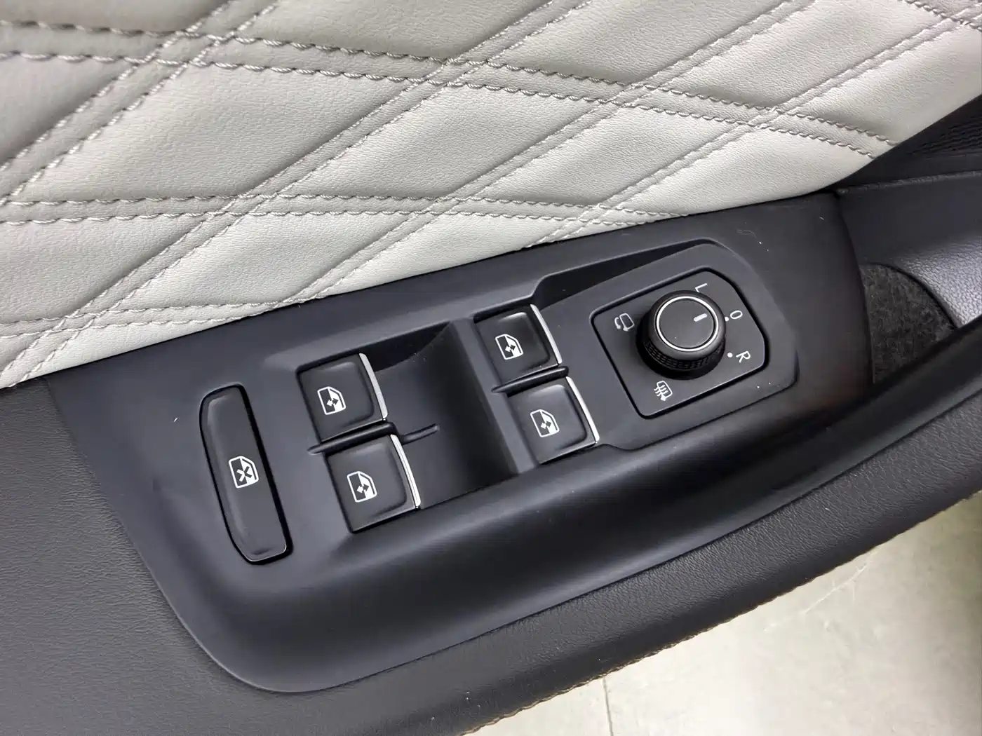 Volkswagen Magotan 2023 Model 2 Million Commemorative Edition 330TSI DSG Luxury фото 19