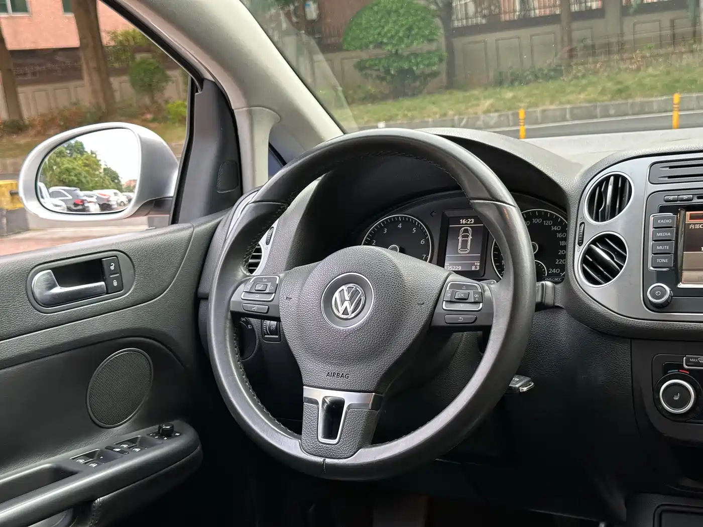 Volkswagen Golf (Import) 2011 1.4TSI Cross Golf фото 19