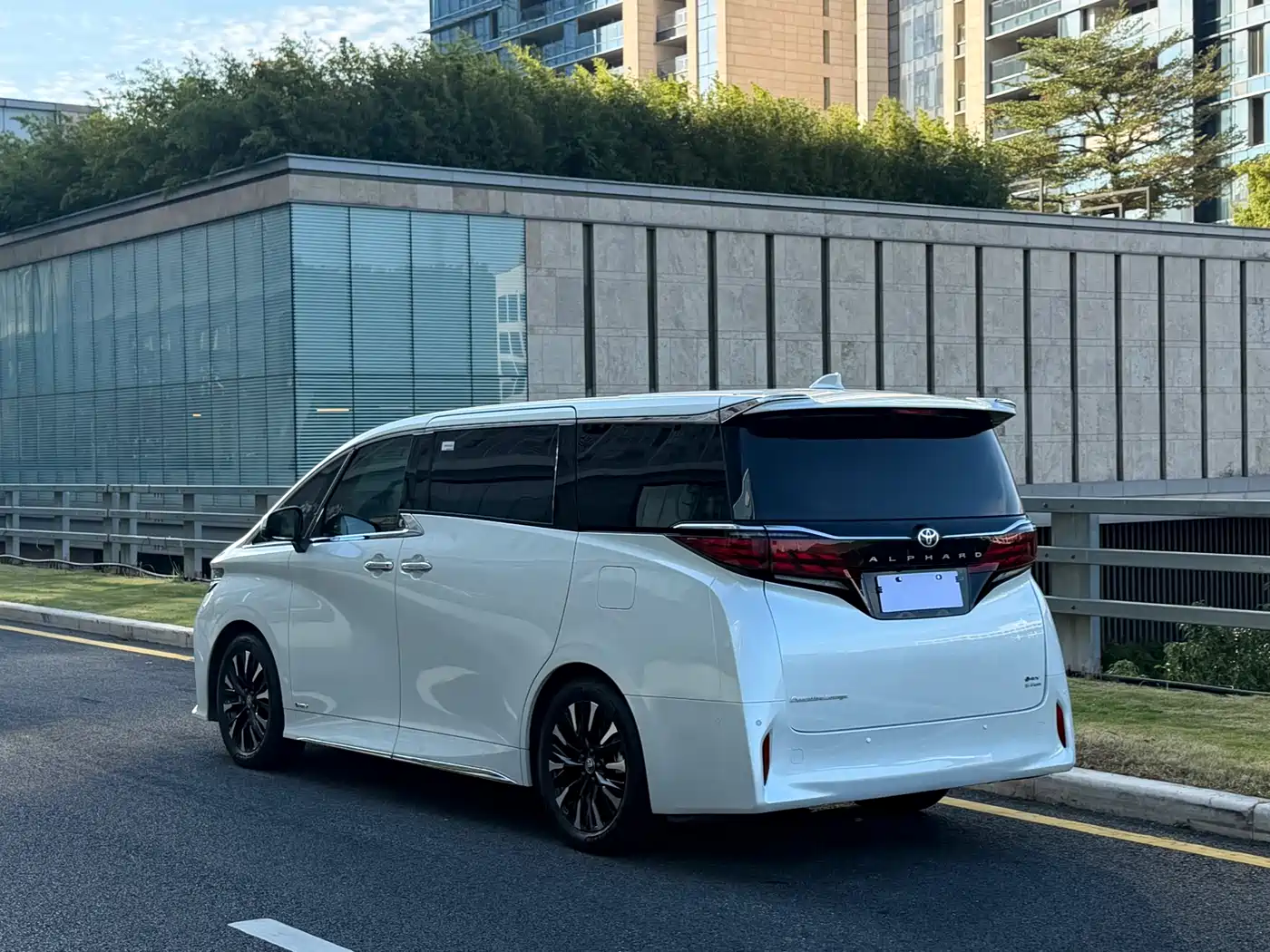 Toyota Alphard 2024 Hybrid 2.5L Ultimate Enjoyment Edition фото 6