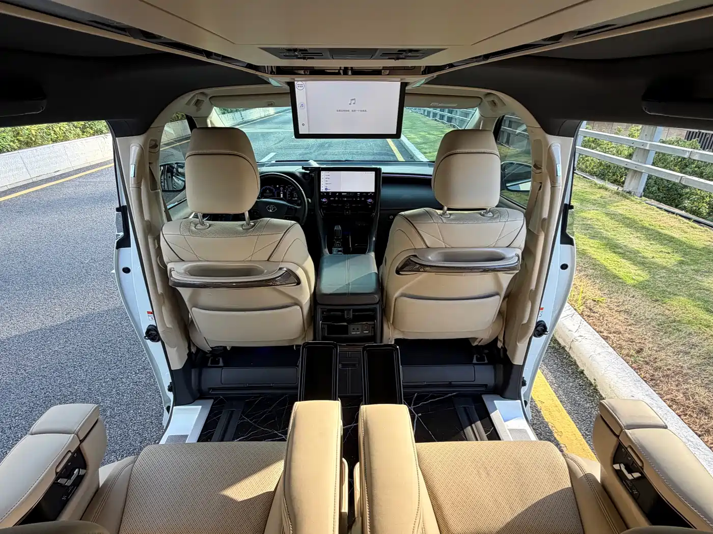 Toyota Alphard 2024 Hybrid 2.5L Ultimate Enjoyment Edition фото 9