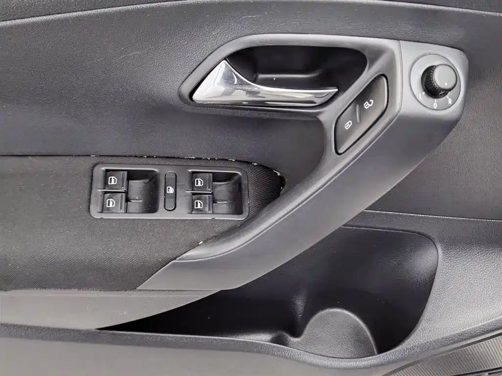 Volkswagen Polo 2013 1.4L Manual Trend Edition фото 9