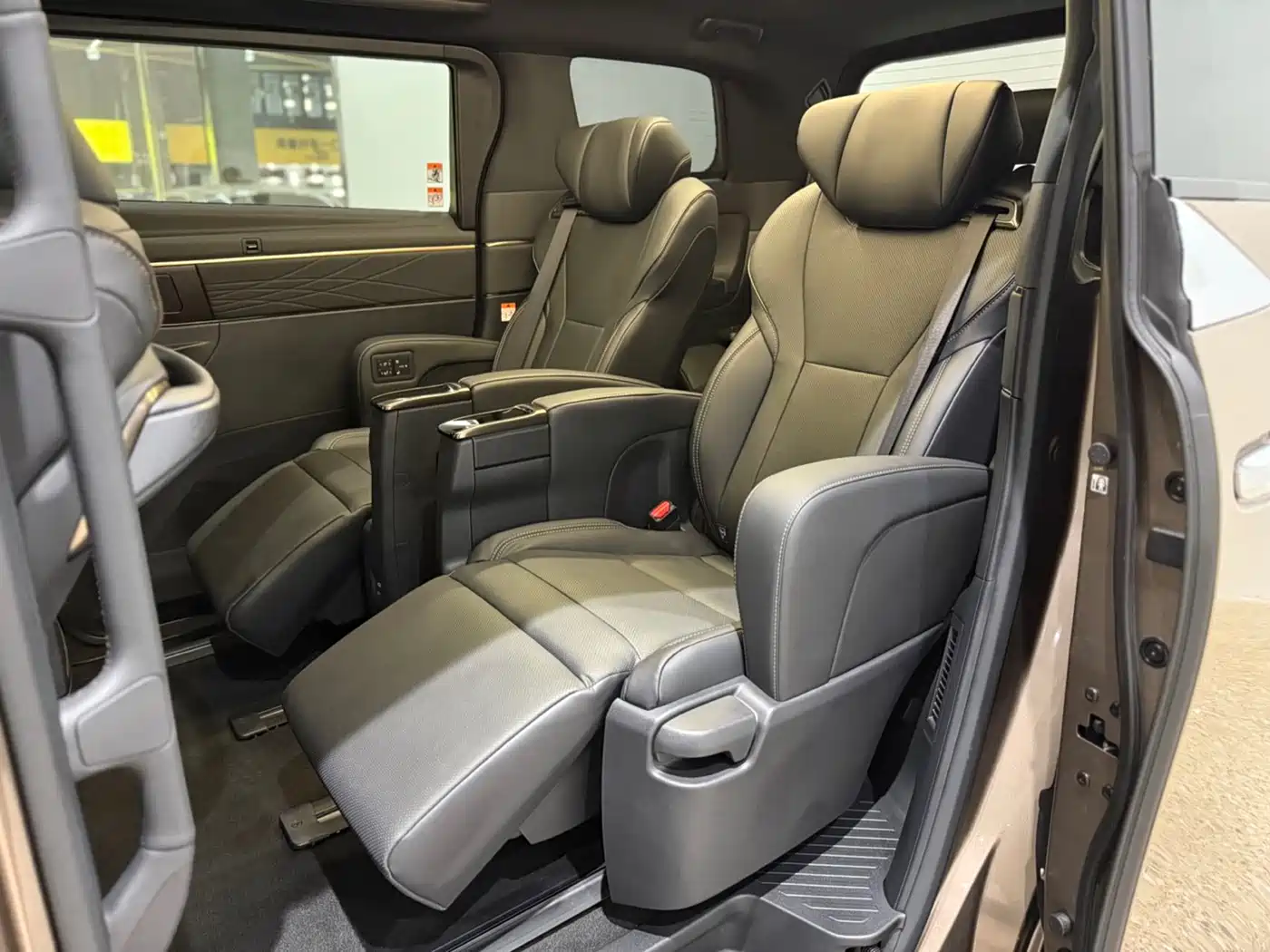 Toyota Alphard 2025 Hybrid 2.5L Prestige Gold Edition фото 6