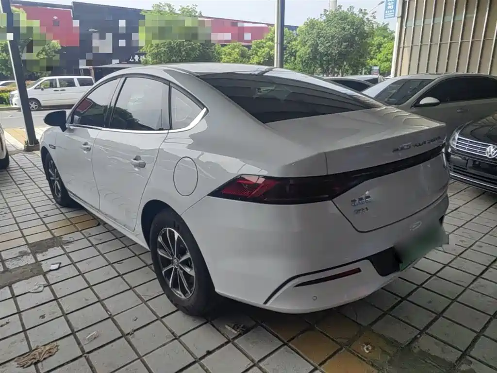 BYD Qin PLUS 2024 Glory Edition DM-i 55KM Leading фото 5