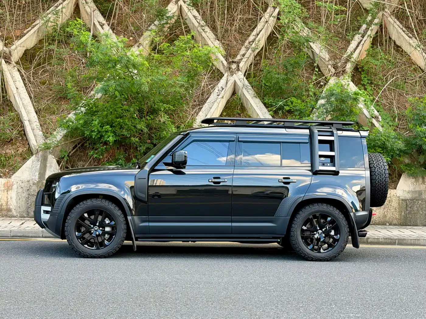 Land Rover Defender 2022 110 P400 Dark Special Edition фото 6
