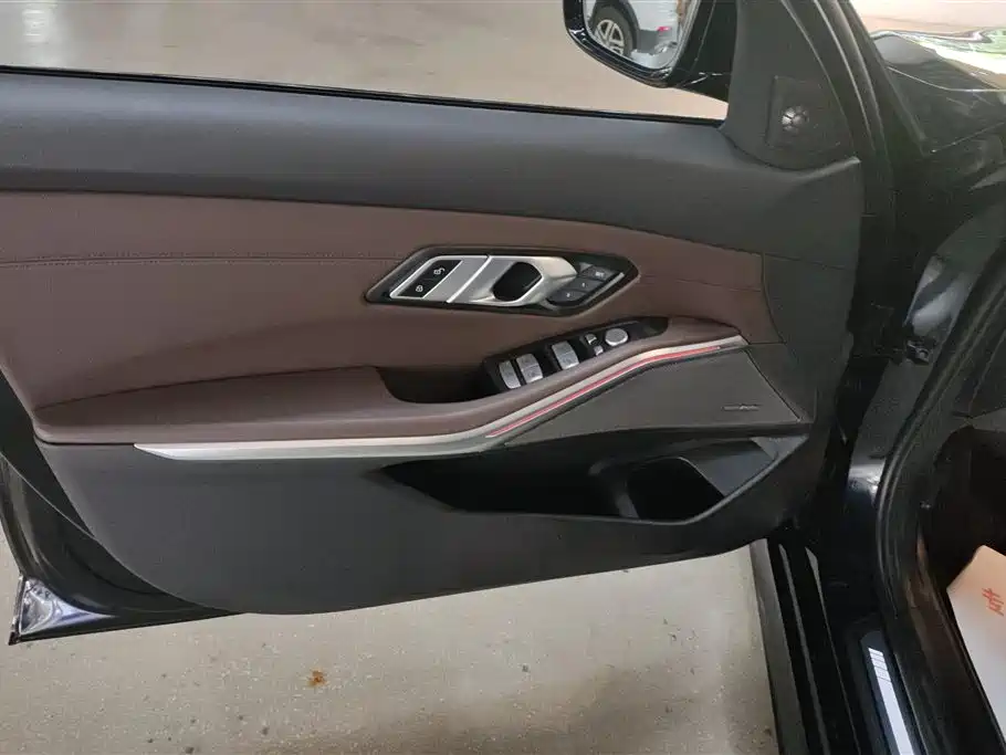 BMW 3 Series 2024 325i M Sport Shadowline Package фото 7