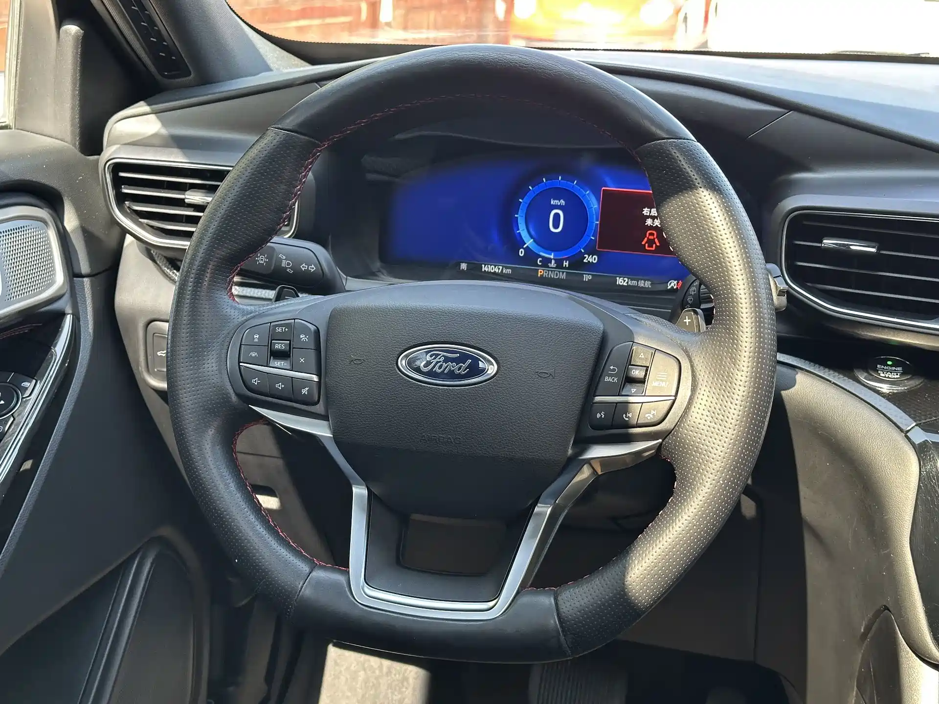 Фото 21 - Ford Explorer