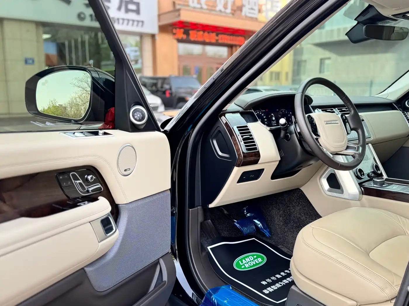 Land Rover Range Rover 2022 3.0 L6 360PS Golden Age Edition фото 9