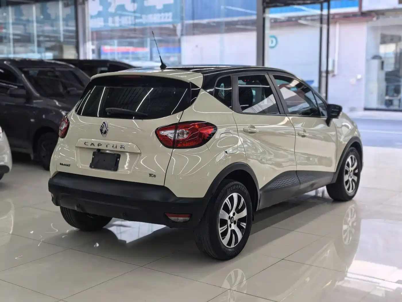 Renault Captur 2015 2015 Model 1.2T Automatic Standard Edition