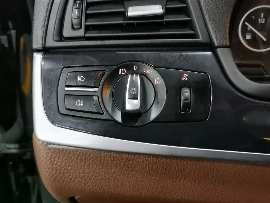 BMW 5 Series 2017 520Li Classic Edition фото 21