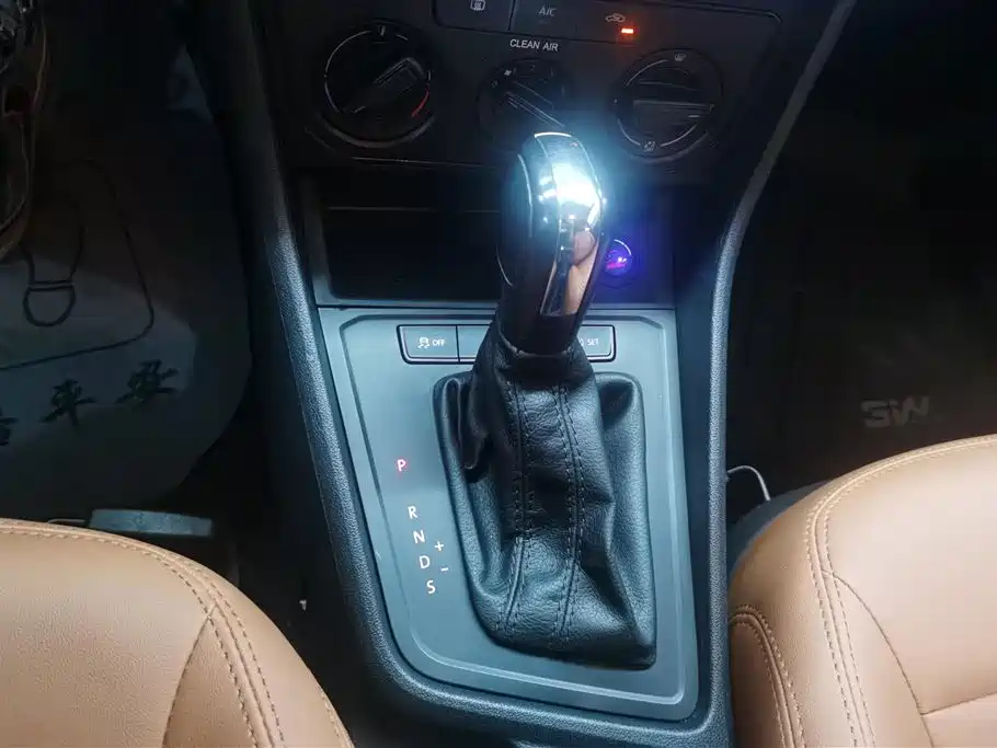 Volkswagen Lavida Tour 2017 1.6L Automatic Trend Edition фото 16