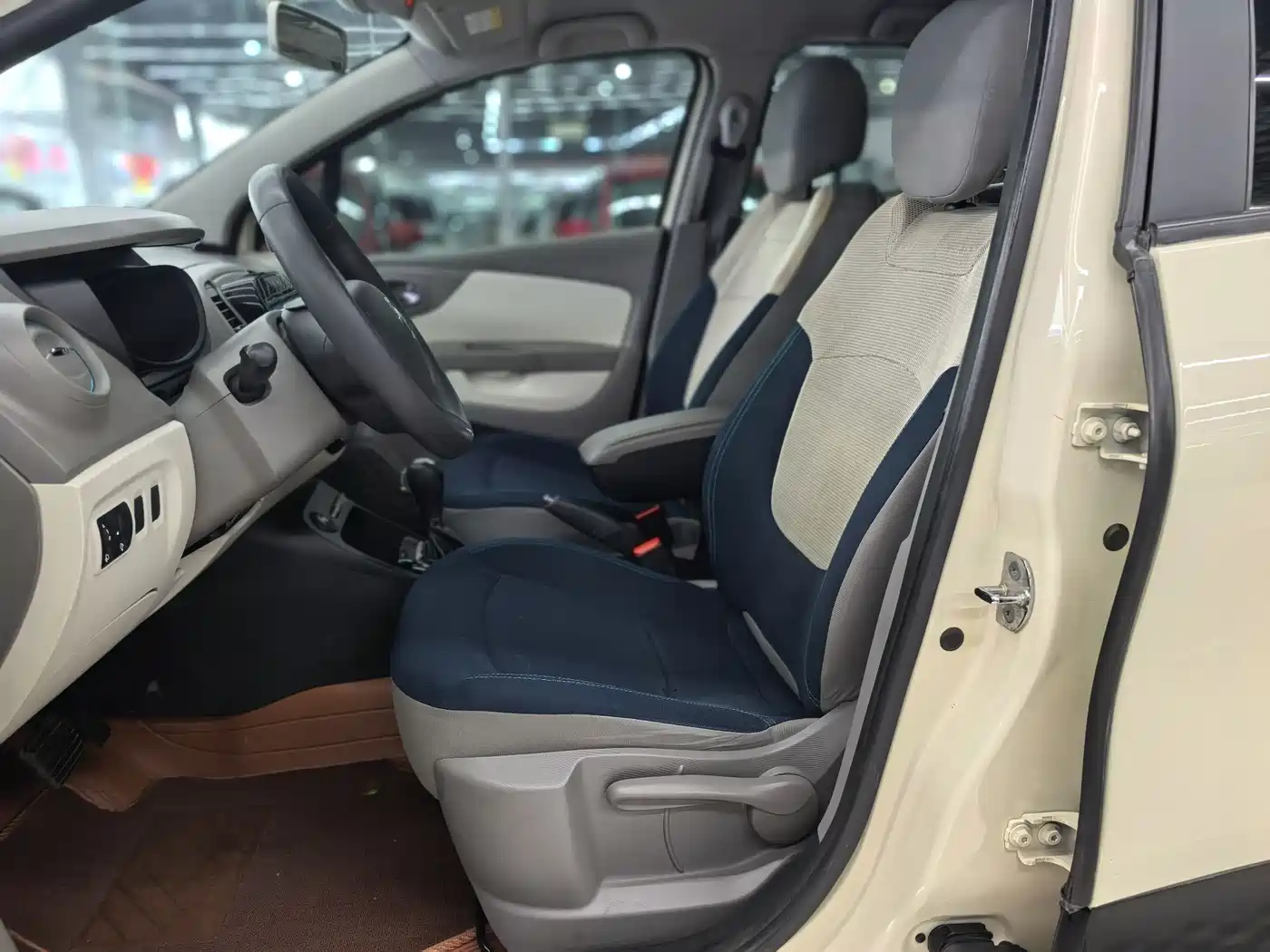 Renault Captur 2015 2015 Model 1.2T Automatic Standard Edition