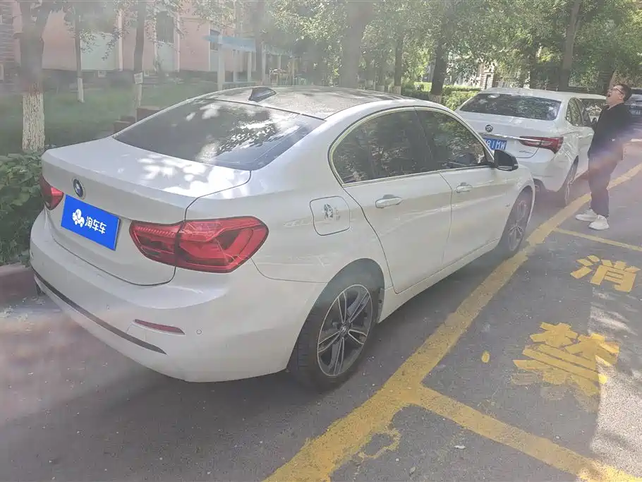 BMW 1 Series 2018 118i Sport Edition фото 3
