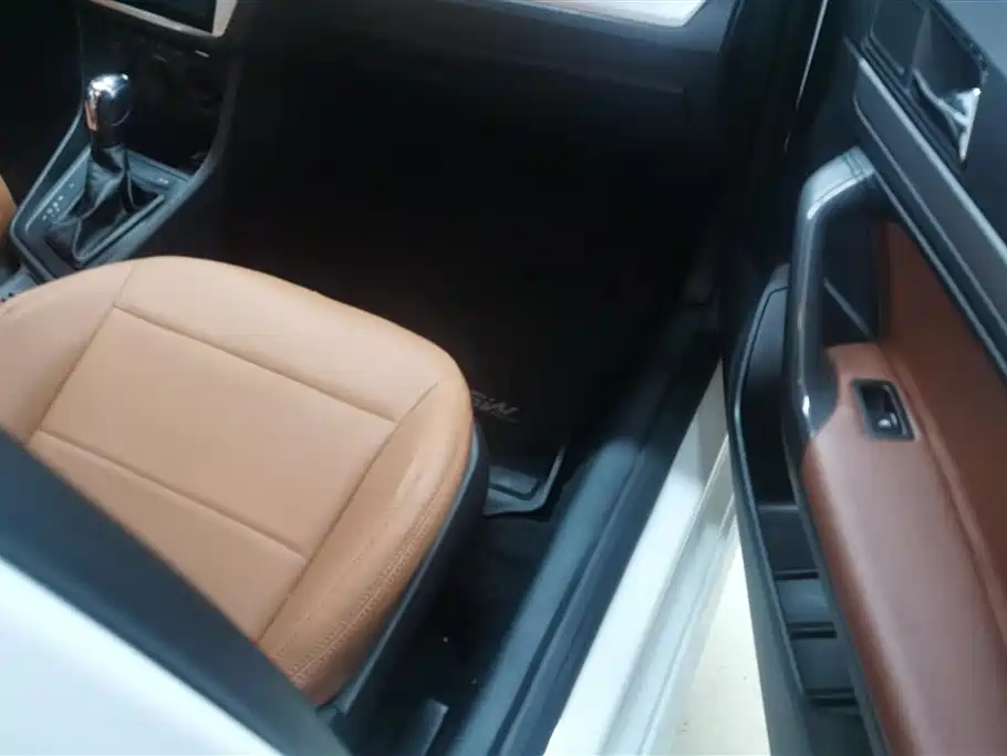 Volkswagen Lavida Tour 2017 1.6L Automatic Trend Edition фото 8