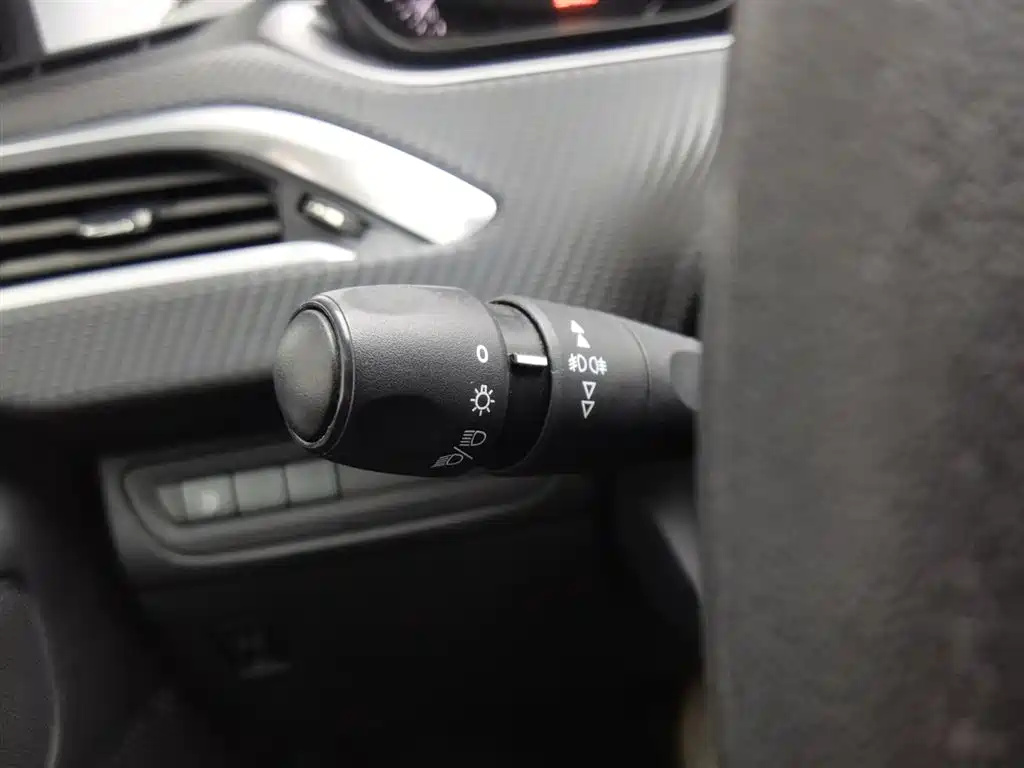 Peugeot 2008 2014 1.6L Automatic Trend Edition фото 21
