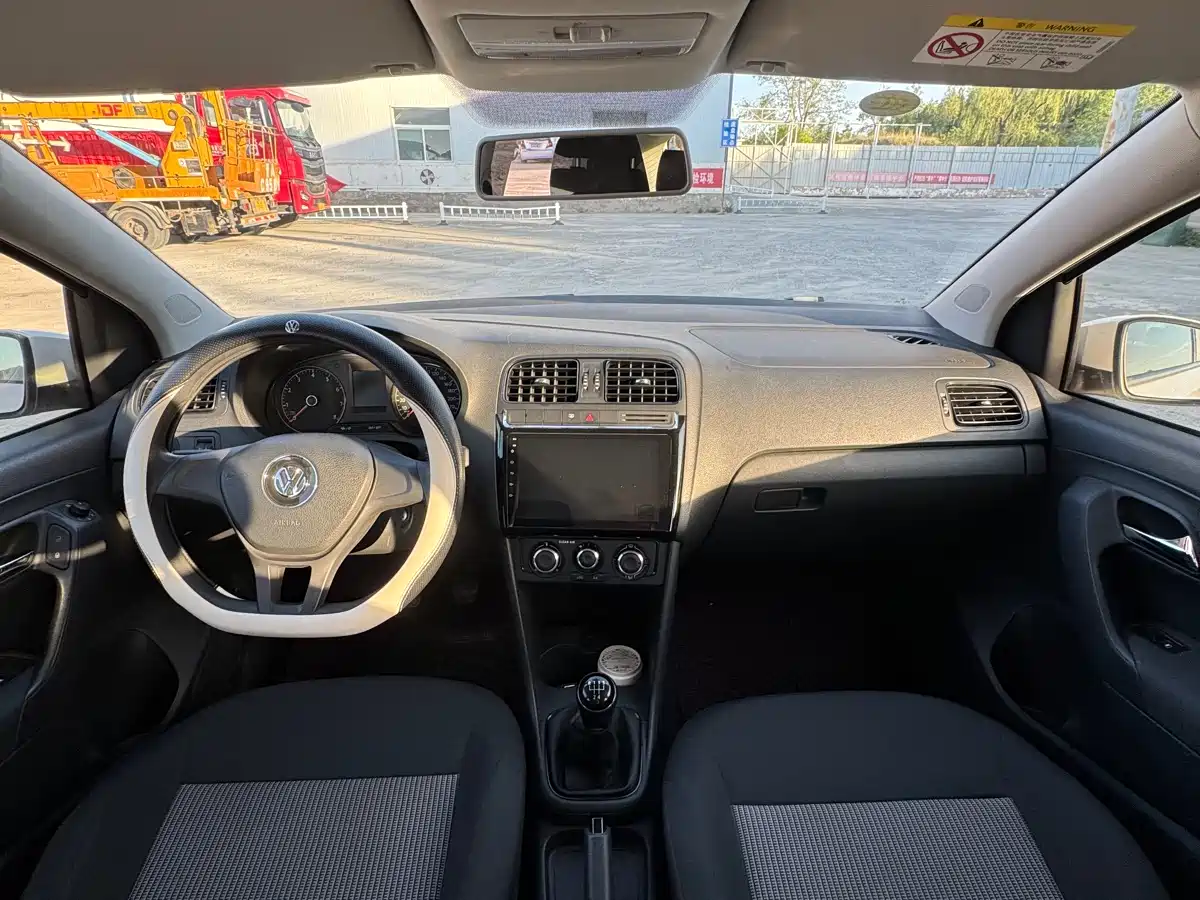 Volkswagen Polo 2016 1.4L Manual Trend фото 9