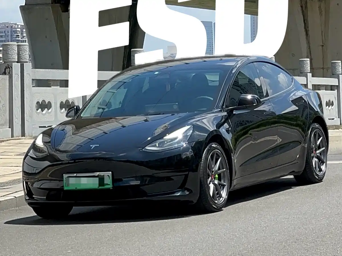 Фото 1 - Tesla Model 3