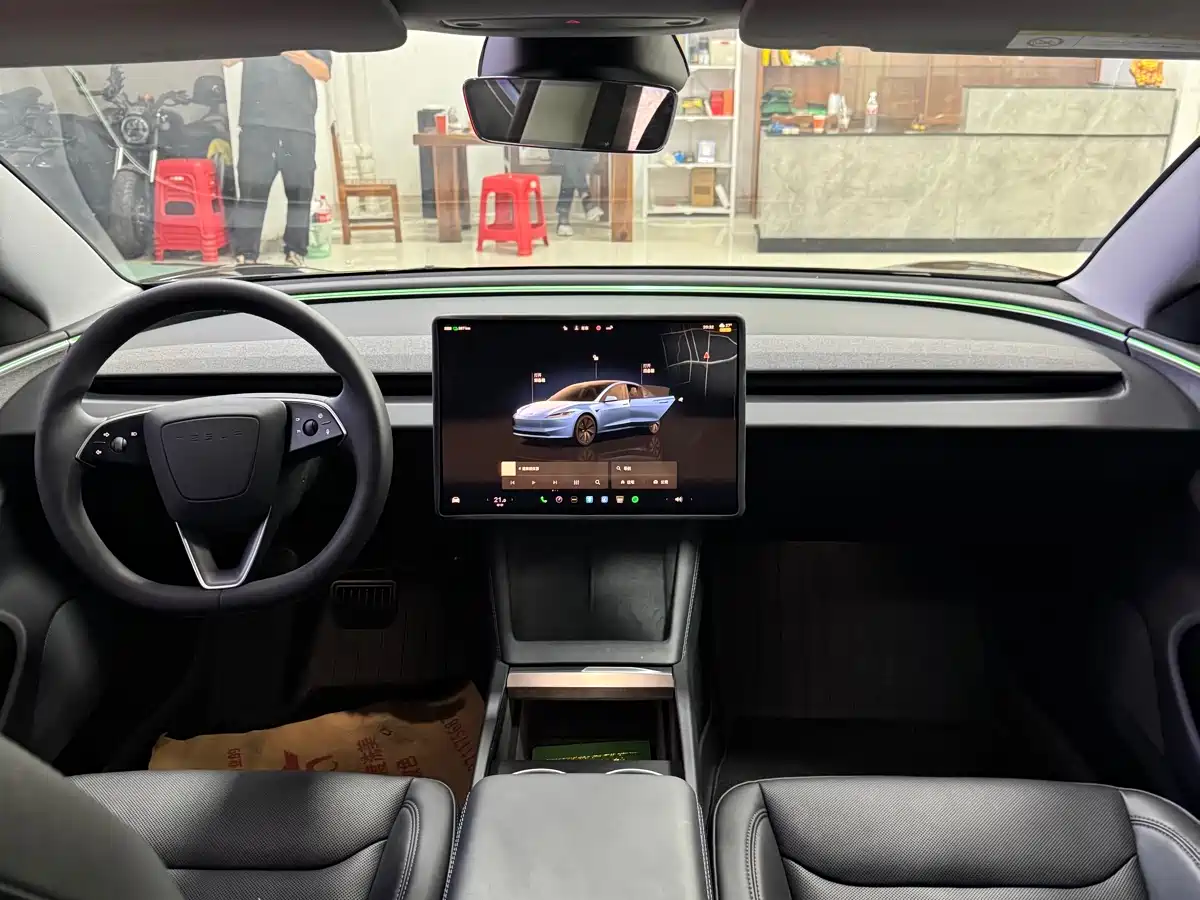 TESLA MODEL 3