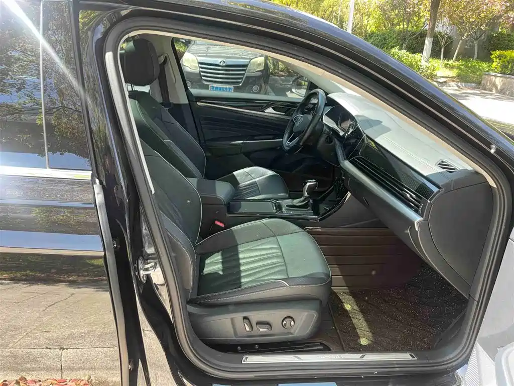 Volkswagen Passat 2022 330TSI Starlight Luxury Edition фото 19