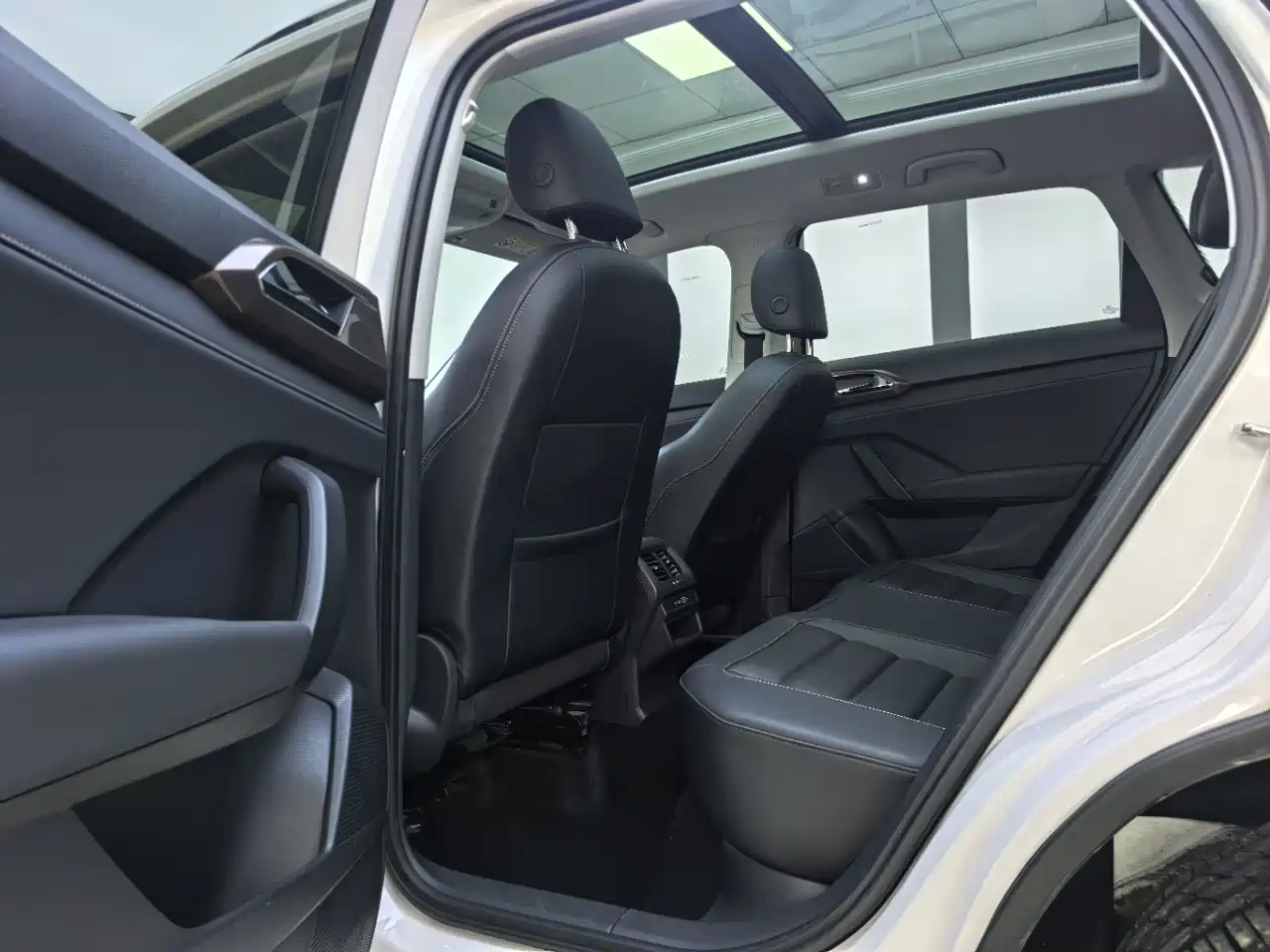 Volkswagen Tharu 2022 280TSI FWD Luxury Edition фото 8
