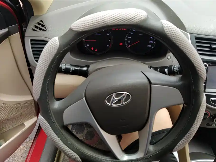 Hyundai Verna 2010 Sedan 1.4L Automatic Fashion GT фото 15