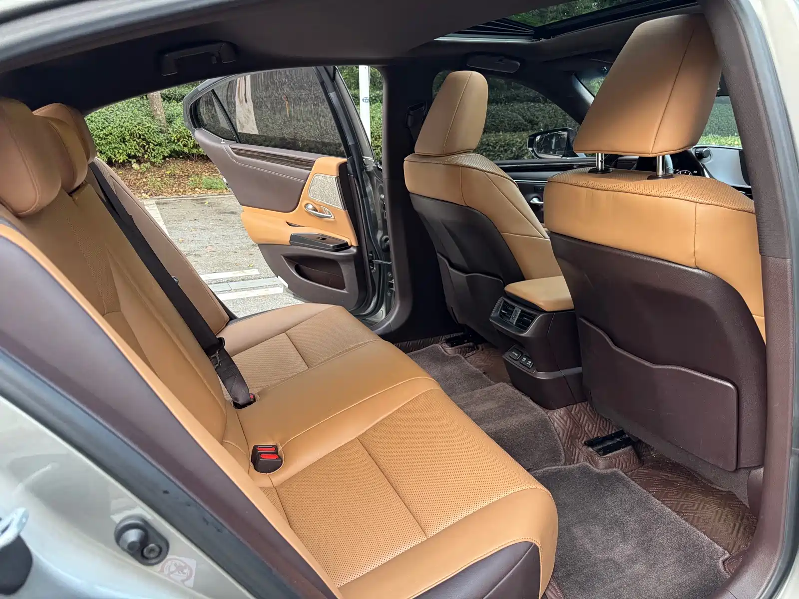 Photo 12 - Lexus ES