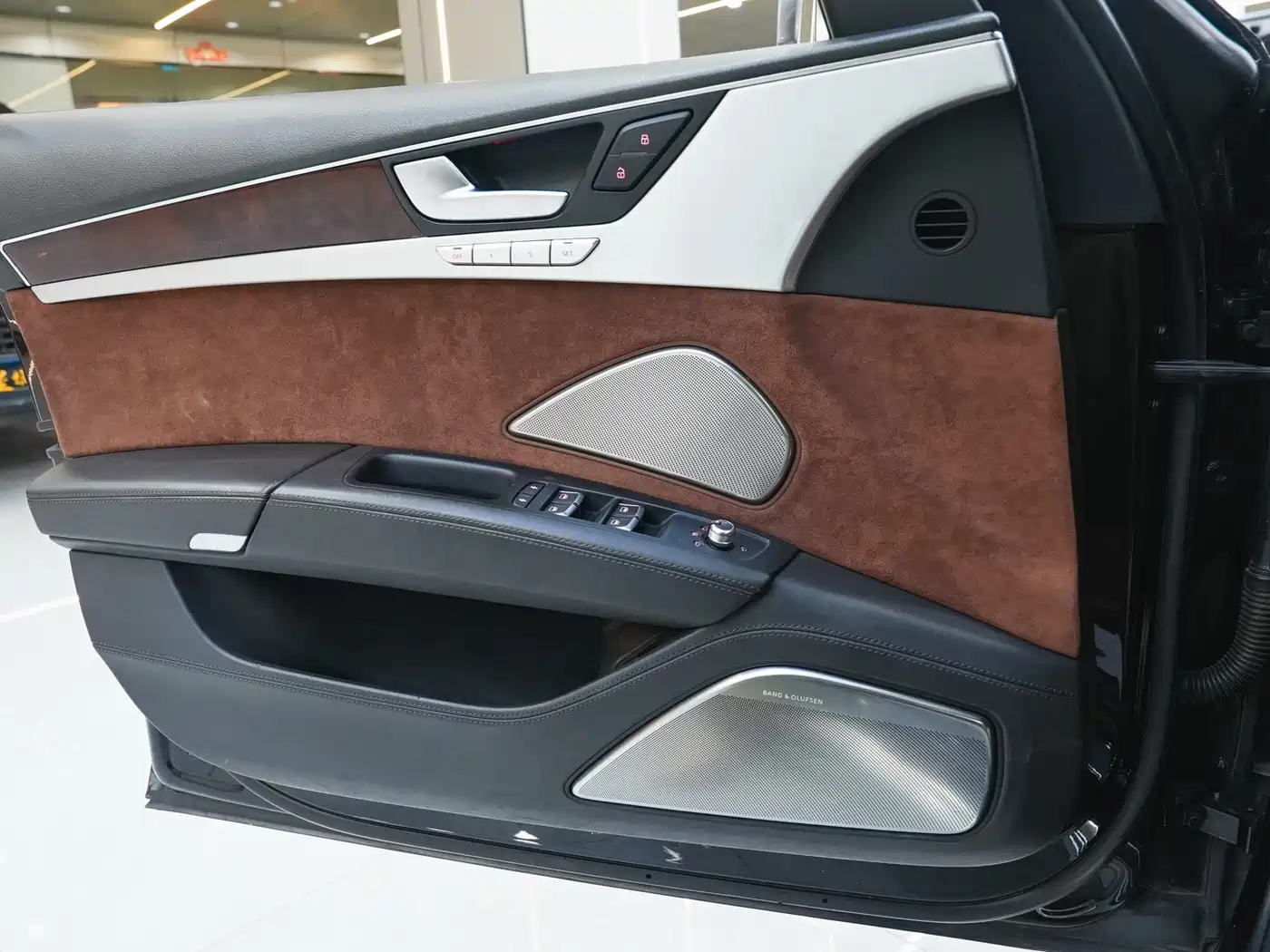 Audi A8 2012 A8L 6.3 FSI W12 quattro фото 13