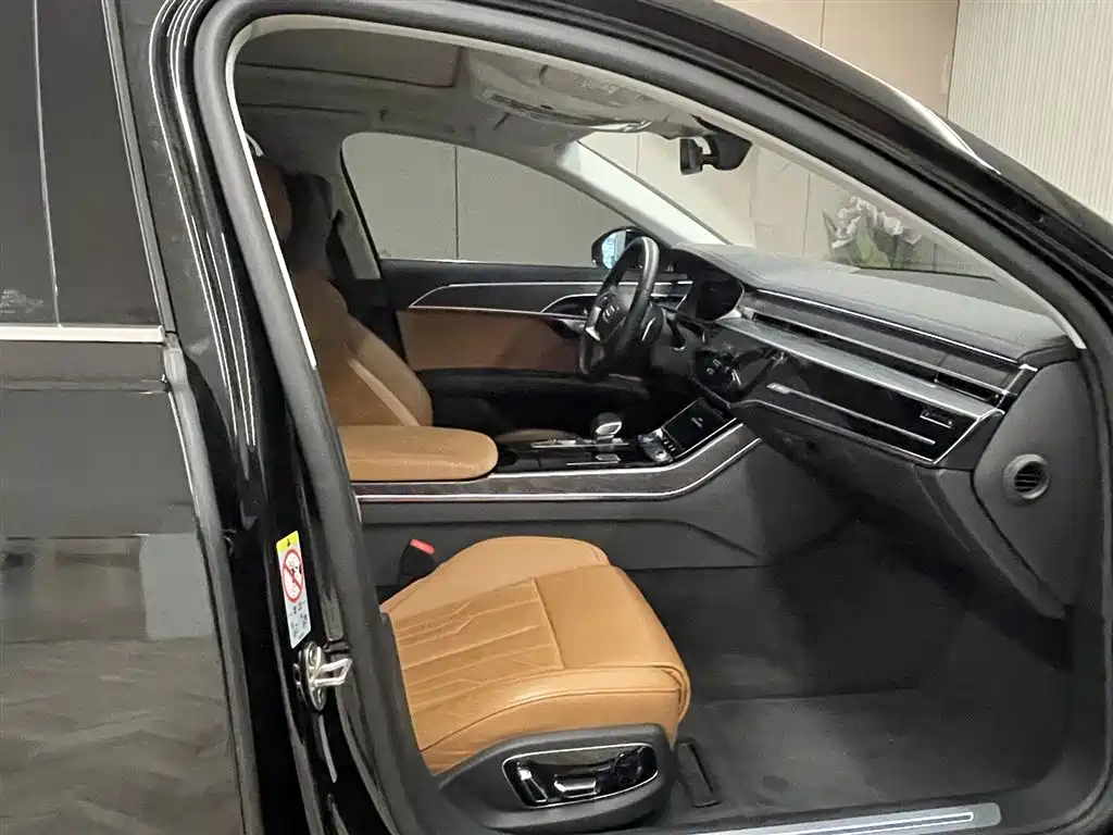 Photo 17 - Audi A8
