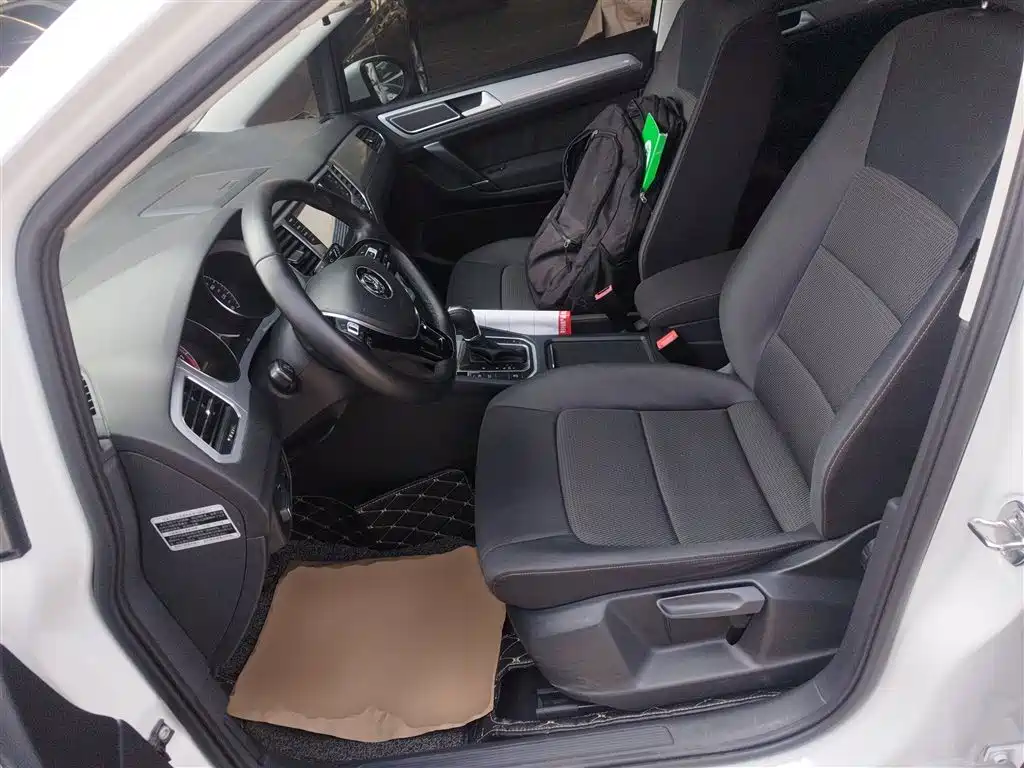 Volkswagen Golf Sportsvan 2016 230TSI Automatic Progressive фото 15