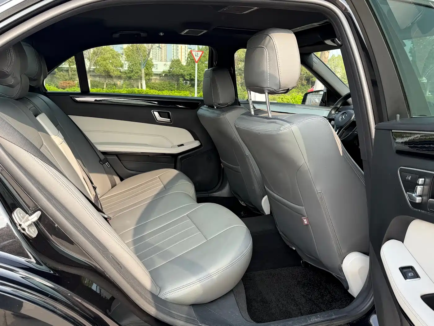 Mercedes-Benz E-Class 2015 E 260 L Sport фото 17