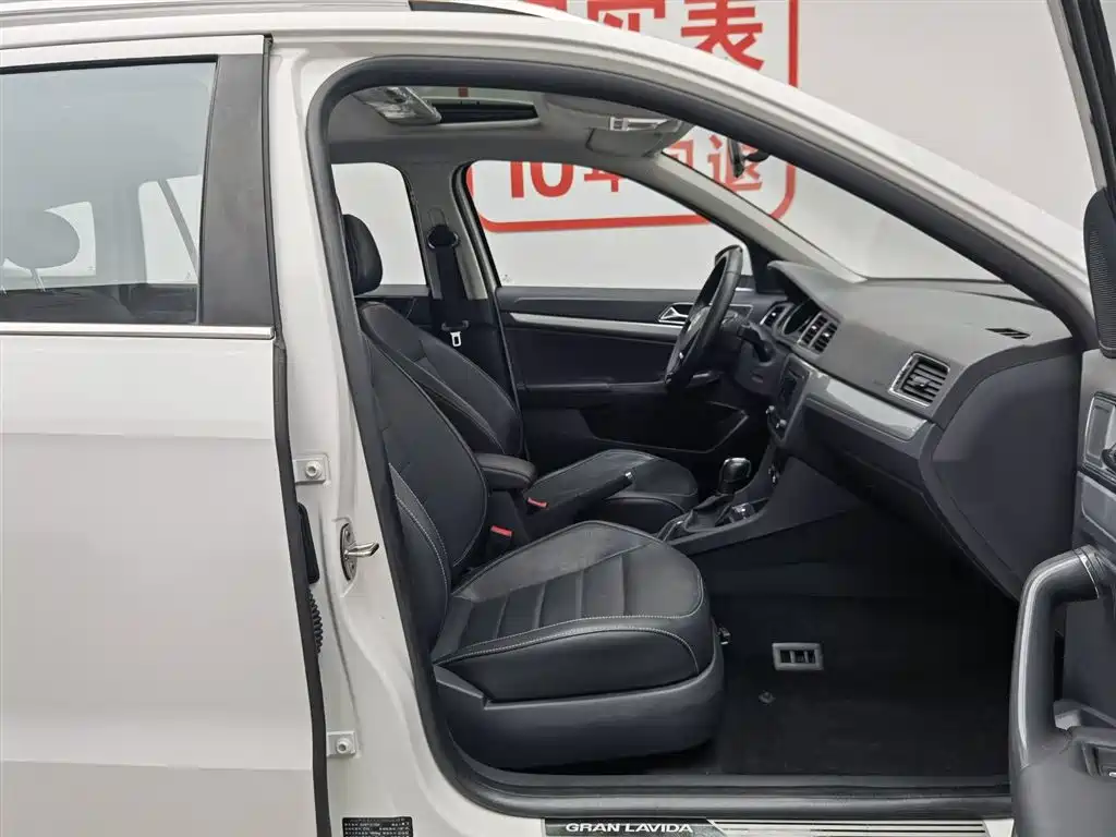 Volkswagen Lavida Tour 2017 180TSI DSG Comfort Edition фото 23
