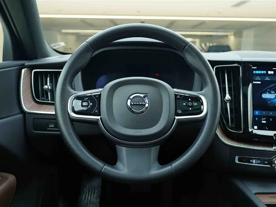 VOLVO XC60 PLUG-IN HYBRID