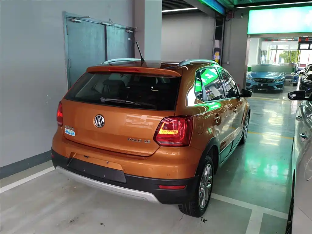 Volkswagen Polo 2014 1.6L Cross Polo Automatic фото 5