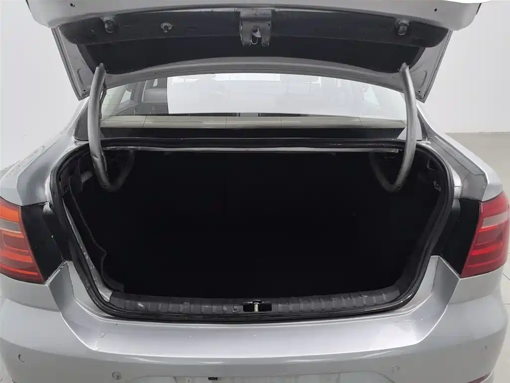 Volkswagen Bora 2014 1.6L Automatic Comfort Edition фото 16