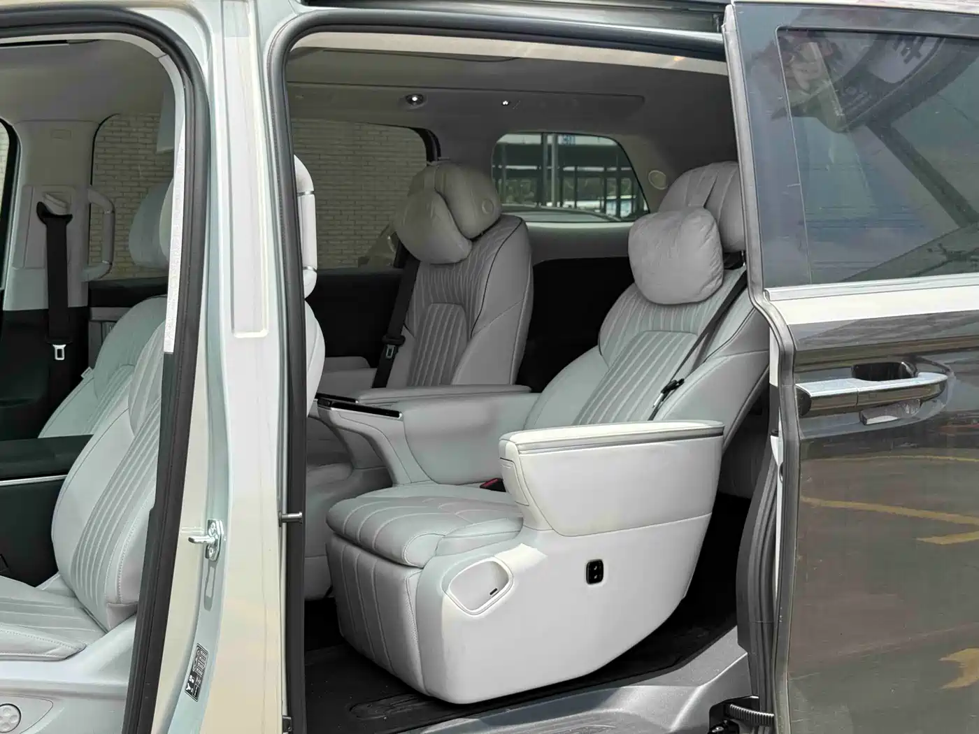 Voyah Auto Voyah Dreamer 2025 PHEV AWD Flagship Qian Kun Edition фото 8