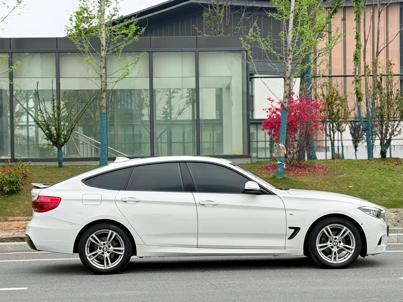 BMW 3 Series GT 2018 320i M Sport фото 9