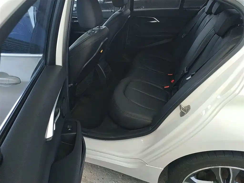 BMW 1 Series 2017 118i Sport фото 17