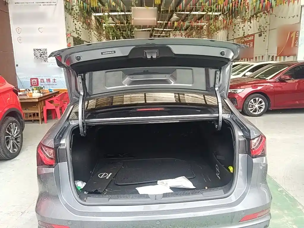 Фото 19 - Roewe i5